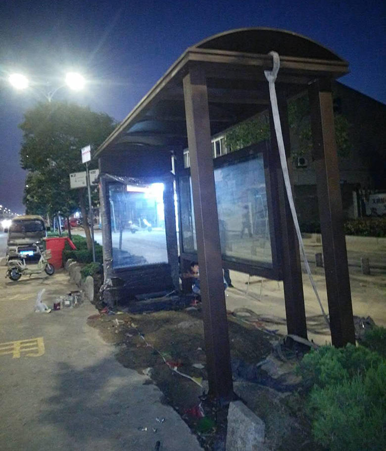 江蘇鹽城鄉(xiāng)鎮(zhèn)簡(jiǎn)約公交車站臺(tái)